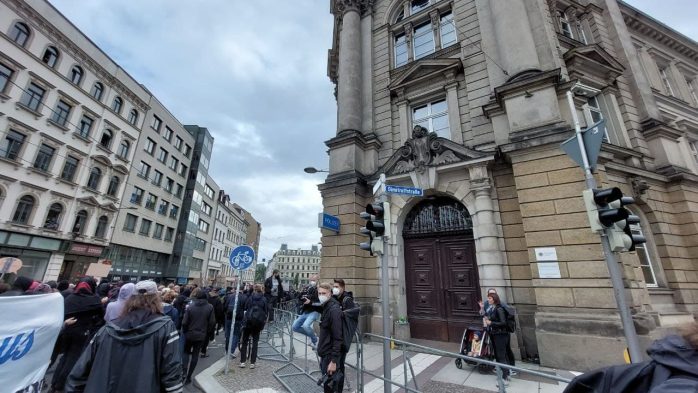 Die Demo startet um 16:25 nach der Zwischenkundgebung erneut an der Dimitroffstraße Richtung Süden. Foto: LZ