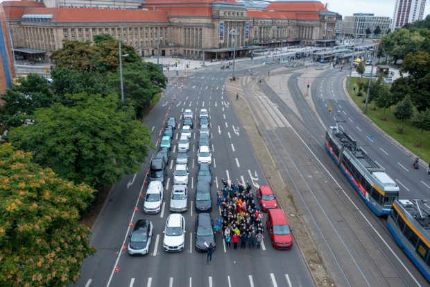 De Platzbedarf von 60 Pkw-Insassen, 60 Fußgänger/-innen und 60 Carsharing-Nutzer/-innen. Foto: Frank Lockau