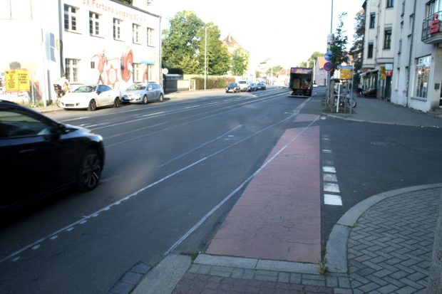 Am Bauernteich wird der Radstreifen dann wieder auf ein kurzes Stück erhöhten Radweg geführt. Foto: Ralf Julke