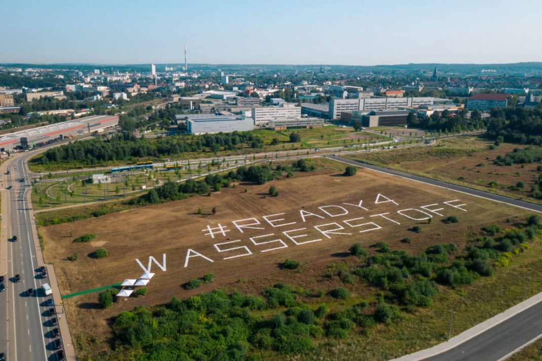 Riesige Stoffbanner auf dem künftigen Gelände des Wasserstoff-Zentrums verkünden die Botschaft: Chemnitz ist #Ready4Wasserstoff Foto: HZwo e.V. / Thomas Höppner (VideoVision)