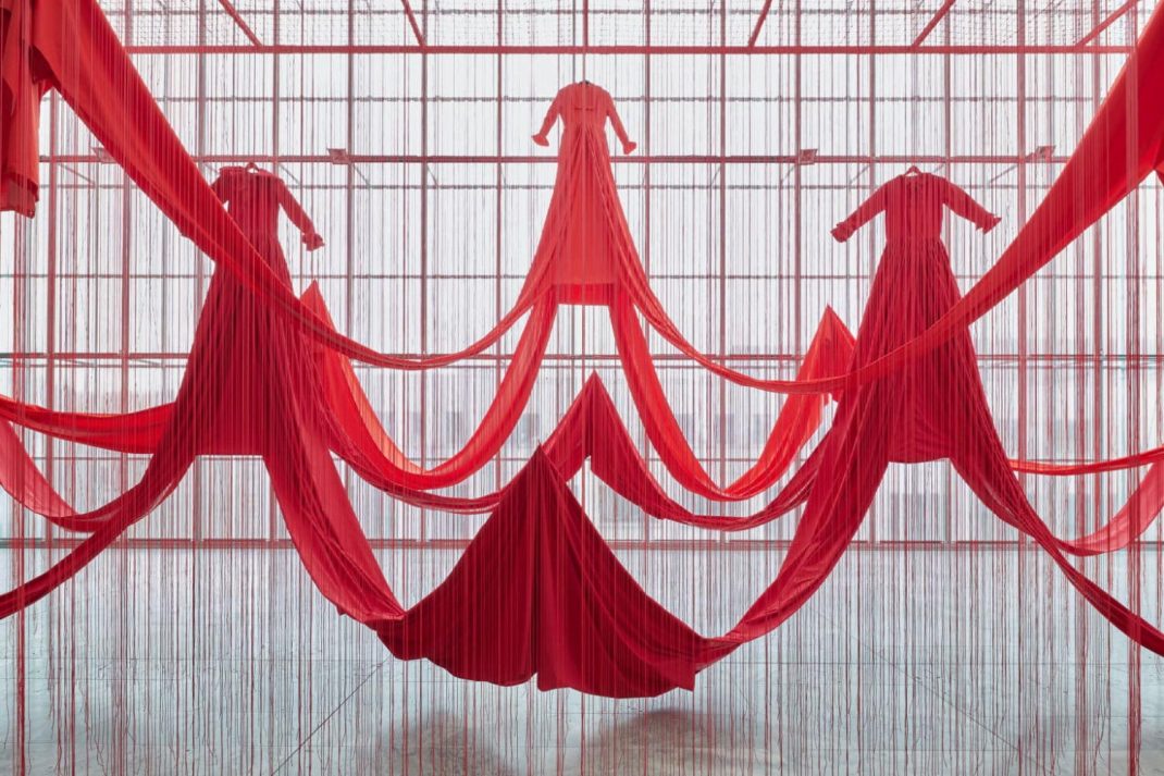 Chiharu Shiota, Internal Line, 2019, Installationsansicht MdbK 2021, © VG Bild-Kunst Bonn, 2021, und Künstlerin, Foto: PUNCTUM/A. Schmidt