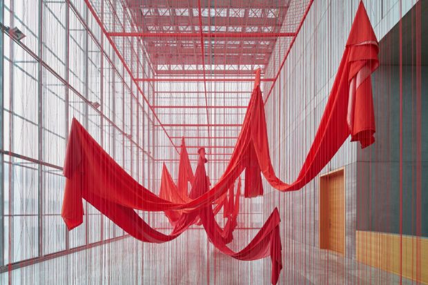 Chiharu Shiota, Internal Line, 2019, Installationsansicht MdbK 2021, © VG Bild-Kunst Bonn, 2021, und Künstlerin, Foto: PUNCTUM/A. Schmidt