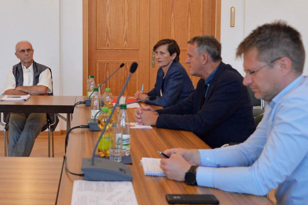 Als Vertreter der Wohnungsbaugenossenschaft tauschen sich Karl-Heinz Richter und Anette Bialas (links) mit dem Delitzscher Oberbürgermeister Dr. Manfred Wilde (2. V. r.) und mit Lars Müller von der Wohnungsgesellschaft Delitzsch über nachhaltige Wärmeversorgung im Delitzscher Stadtteil Ost aus. Foto: Stadt Delitzsch