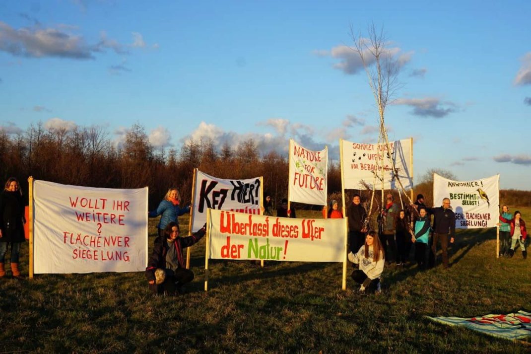Protest gegen die Uferfverbauung bei Eiffelturmtag am Störmthaler See. Foto: Frank Beutner