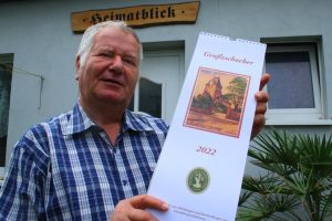 Museumsbetreiber Werner Franke mit dem neuen Kalender Großzschocher 2022. Foto: Ralf Julke