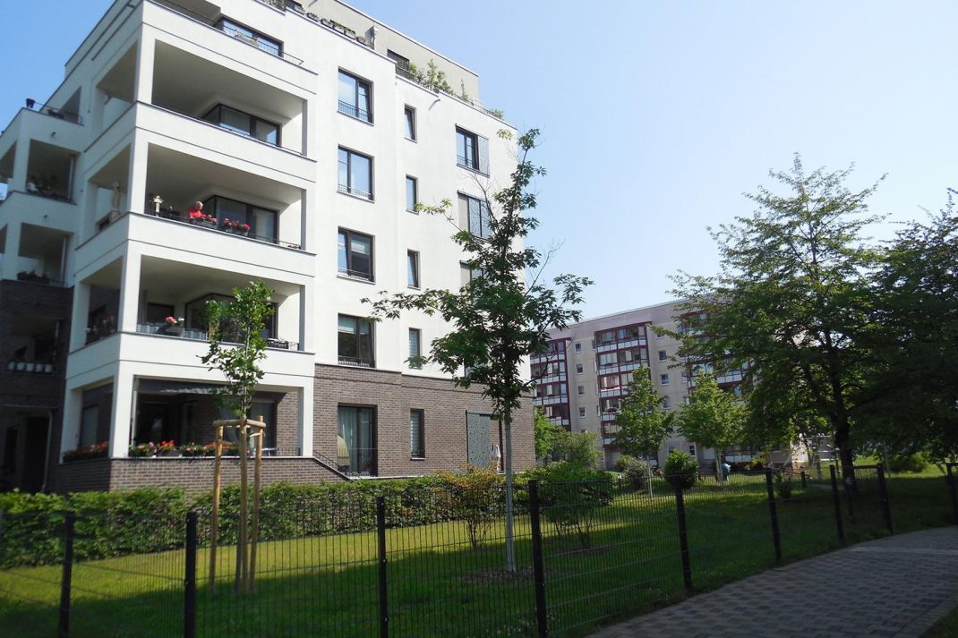 Neben umfangreichen Sanierungsmaßnahmen, sind auch Neubauvorhaben sichtbare Zeichen einer Aufwertung und Diversifizierung des Wohngebiets. Die sechsgeschossigen Terrassenhäuser wurden bspw. 2015 fertiggestellt. Foto: Sigrun Kabisch