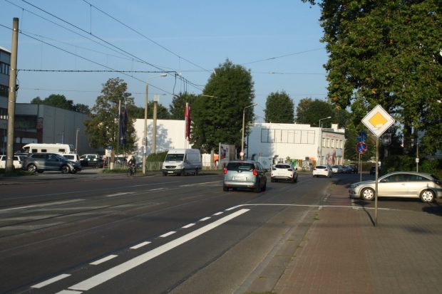 Bis zur Gutsparkstraße werden neue Stellflächen für Pkw abmarkiert. Foto: Ralf Julke