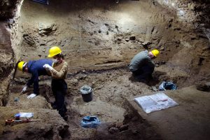 Ausgrabungsarbeiten in der Bacho-Kiro-Höhle in der Saison 2021. Foto: MPI-EVA/ Tsenka Tsanova
