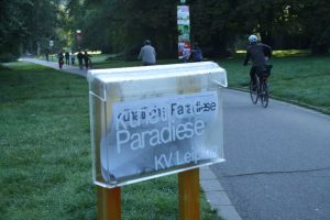 Kunstprojekt "Künstliche Paradiese" im Plastikgarten. Foto: Ralf Julke