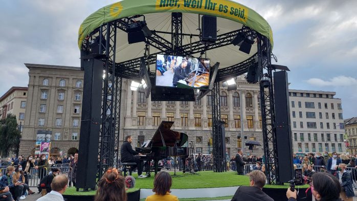 Eine Rundbühne und das Warten auf die beiden Parteichefinnen. Foto: LZ