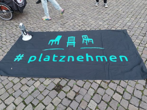 „Leipzig nimmt Platz“ - Banner am beginn der Demo. Foto: LZ