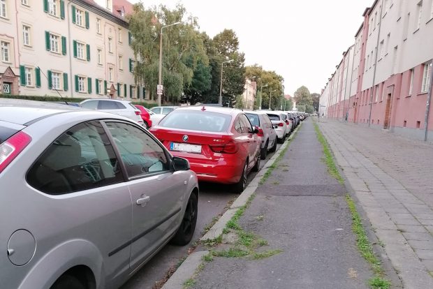 Der alte schmale Radweg im Triftweg hinter den geparkten Autos. Foto: privat