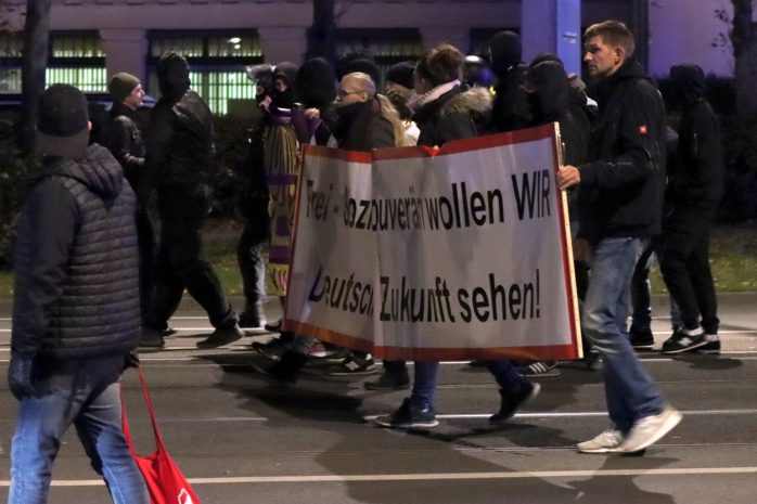 "Frei, sozial und souverän" - nationalistische Parolen bei der "Bürgerbewegung". Foto: LZ