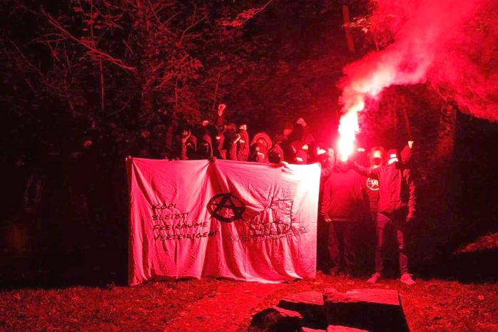 Ein Solidaritäts-Foto am 15.10.2021 im Herderpark Connewitz. Foto: LZ