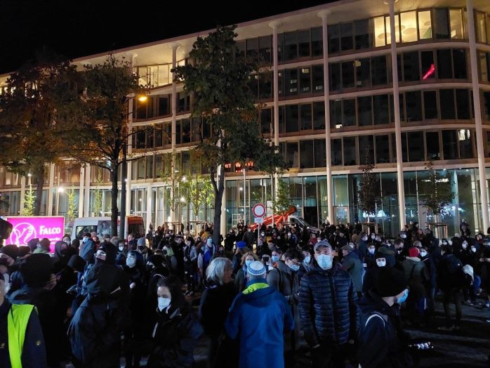 Die Versammlung ist beendet, daanch singt noch ein Chor. Foto: LZ