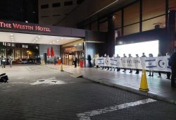 Der Eingang ist nach der Protestaktion am Abend wieder frei, die Mitarbeiterinnen des Westin haben bis zum Schluss ausgeharrt. Foto: LZ