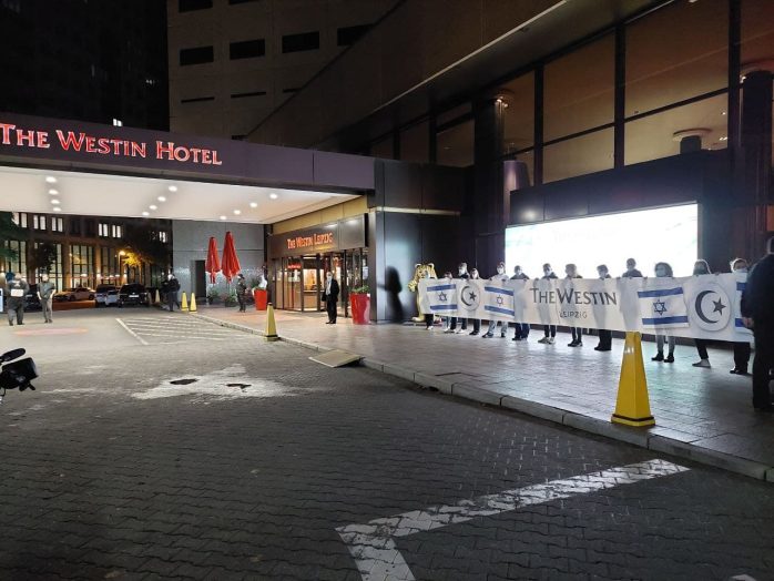 Der Eingang ist nach der Protestaktion am Abend wieder frei, die Mitarbeiterinnen des Westin haben bis zum Schluss ausgeharrt. Foto: LZ