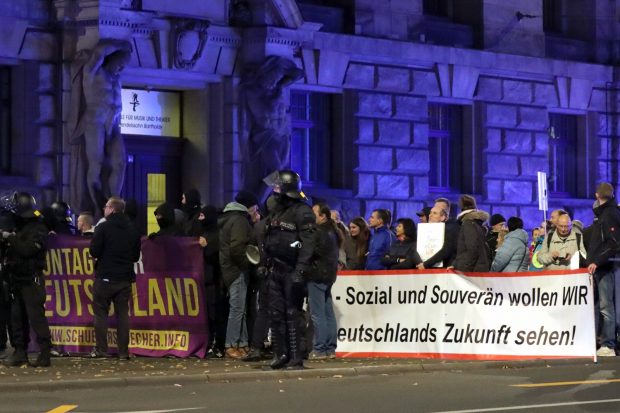 Teile der "Bürgerbewegung" vermummt ganz rechts außen (links im Bild) und Ex-NPD-Kader Paul Rzehaczek davor. Foto: LZ