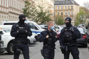 Polizeibeamte sichern am Dienstag, den 26. Oktober, die Durchsuchungsmaßnahmen in der Stockartstraße ab. Foto: LZ
