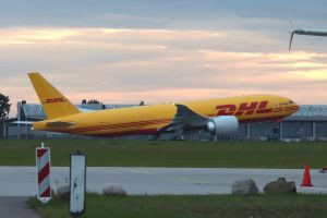 Start eines DHL-Frachtflugzeuges am Flughafen Leipzig/Halle, Dämmerung.