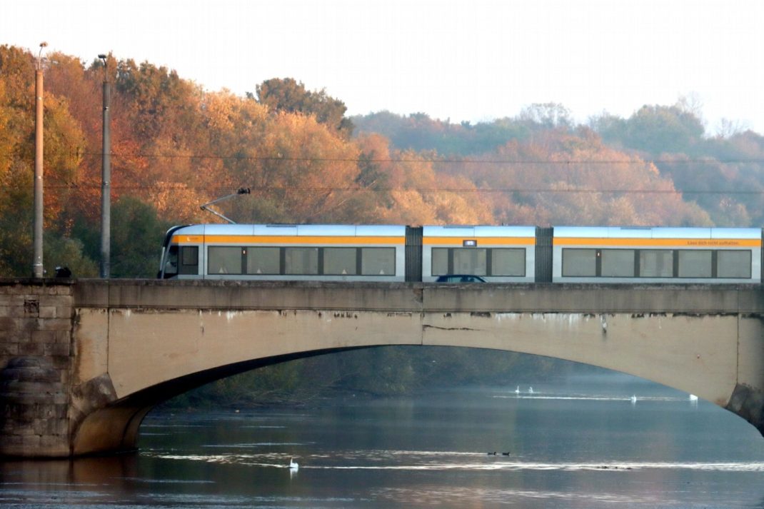 LVB am Elsterbecken auf der Zeppelinbrücke. Foto: Michael Freitag