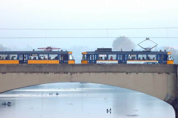 Noch immer im Einsatz - der "alte" ÖPNV der LVB auf der Zeppelinbrücke übers Elsterbecken. Foto: Michael Freitag