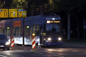 Blick auf eine Straßenbahn in Leipzig.