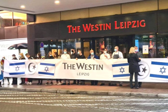 18:50 Uhr am 5. Oktober: Das Westin ist vor die Tür getreten und Mitarbeiterinnen zeigen Flagge gegen Antisemitismus - allerdings auf eine merkwürdige Art. Ofarim ist Deutscher, was die Israelfahne absurd und den türlischen Halbmond noch absurder erscheinen lässt. Foto: LZ