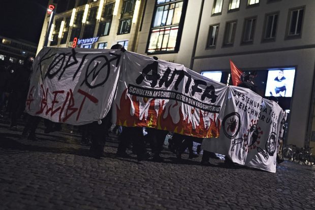 Die antifaschistische Demo kam aus dem Leipziger Süden durch die Innenstadt zum Wagner-Platz. Foto: LZ