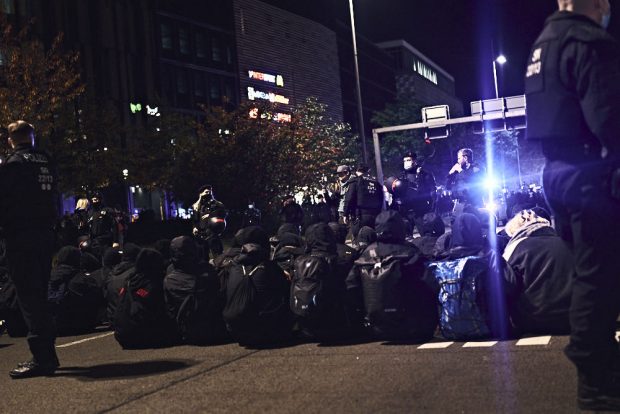 Die Blockade an den Höfen am Brühl am 25. Oktober 2021 gegen 19:45 Uhr. Foto: LZ