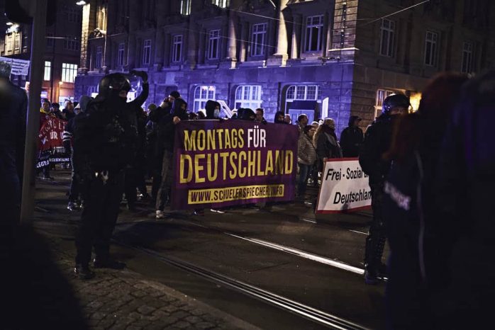 Vermummt und militant rechtsextrem am 25. Oktober 2021 bei der "Bürgerbewegung Leipzig": Junge Nationalisten (JN) machten Werbung für eine NPD-Propaganda-Seite. Foto: LZ