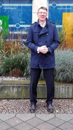 Ulf Middelberg vor dem LVB-Gebäude am Ring. Foto: René Loch