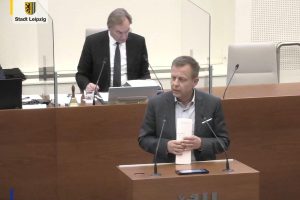 Torsten Bonew bei der Stellungnahme zur Vorlage aus dem Finanzdezernat. Foto: Screenshot Videostream der Stadt Leipzig