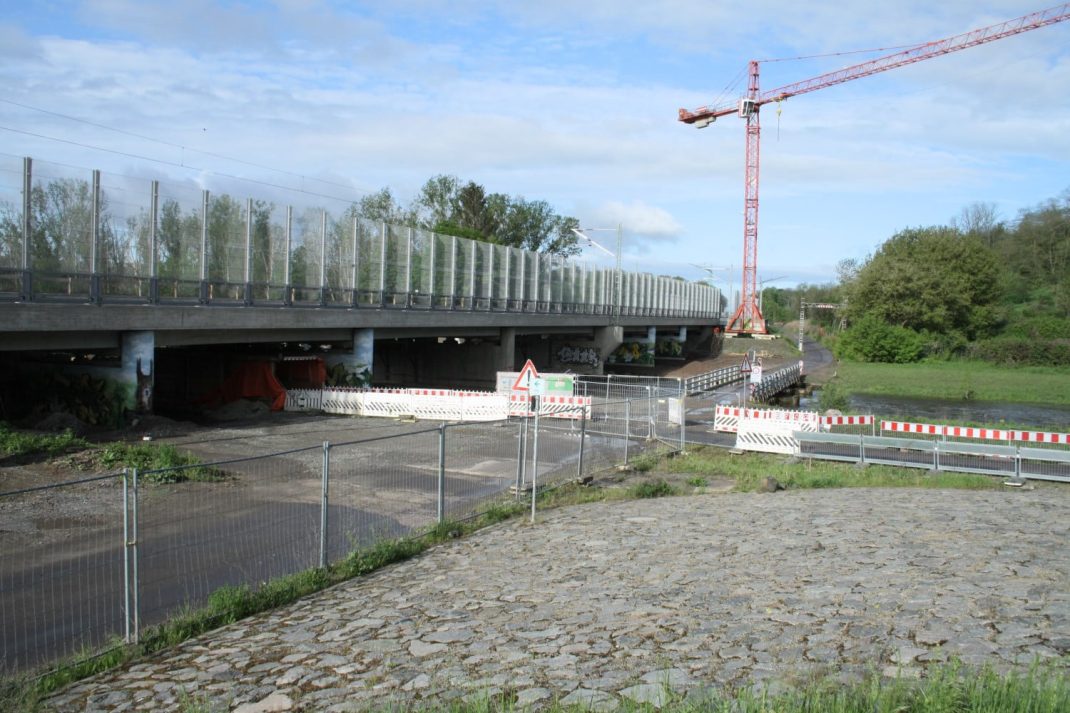 Blick auf die Baustelle der Brücke über die Neue Luppe. Foto: Ralf Julke