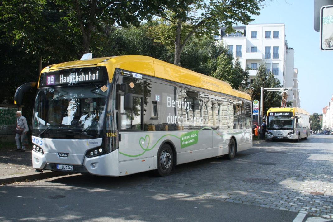 Elektrobusse der LVB an der Endhaltestelle in Connewitz. Foto: Ralf Julke