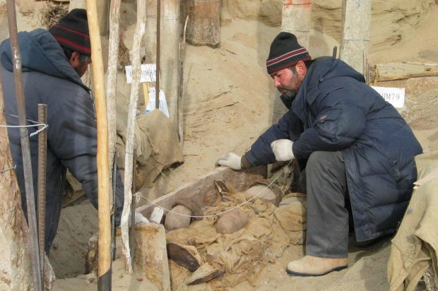 Ausgrabungsarbeiten am Grab M75 der Begräbnisstätte von Xiaohe. Foto: Wenying Li, Xinjiang Institute of Cultural Relics and Archaeology
