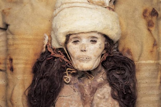 Eine natürlich mumifizierte Frau aus dem Grab M11 der Begräbnisstätte von Xiaohe. Foto: Wenying Li, Xinjiang Institute of Cultural Relics and Archaeology