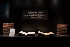 Zeitgleich läuft die Kabinettausstellung „Herkunft zu ermitteln“. Sie zeigt einen Talmud als Zeichen der Herausforderung für die Erforschung der Bibliothek der Israelitischen Religionsgemeinde zu Leipzig. Foto: Thomas Kademann