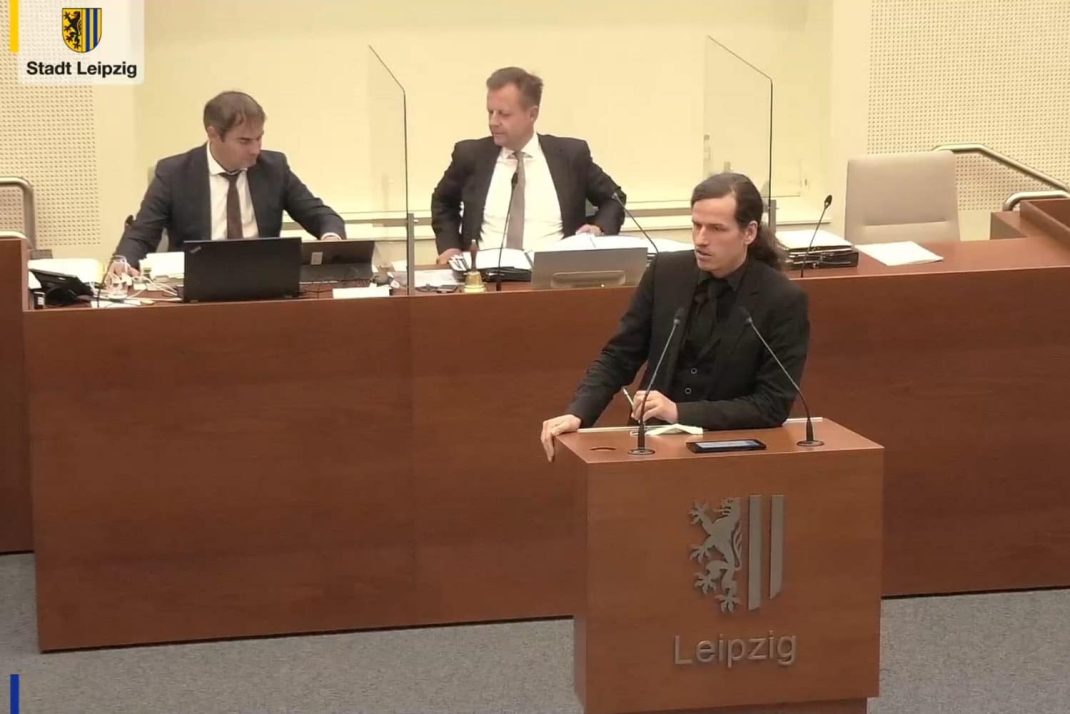 Jürgen Kasek bei der Einbringung des Antrags. Foto: Screenshot / Livestream der Stadt Leipzig