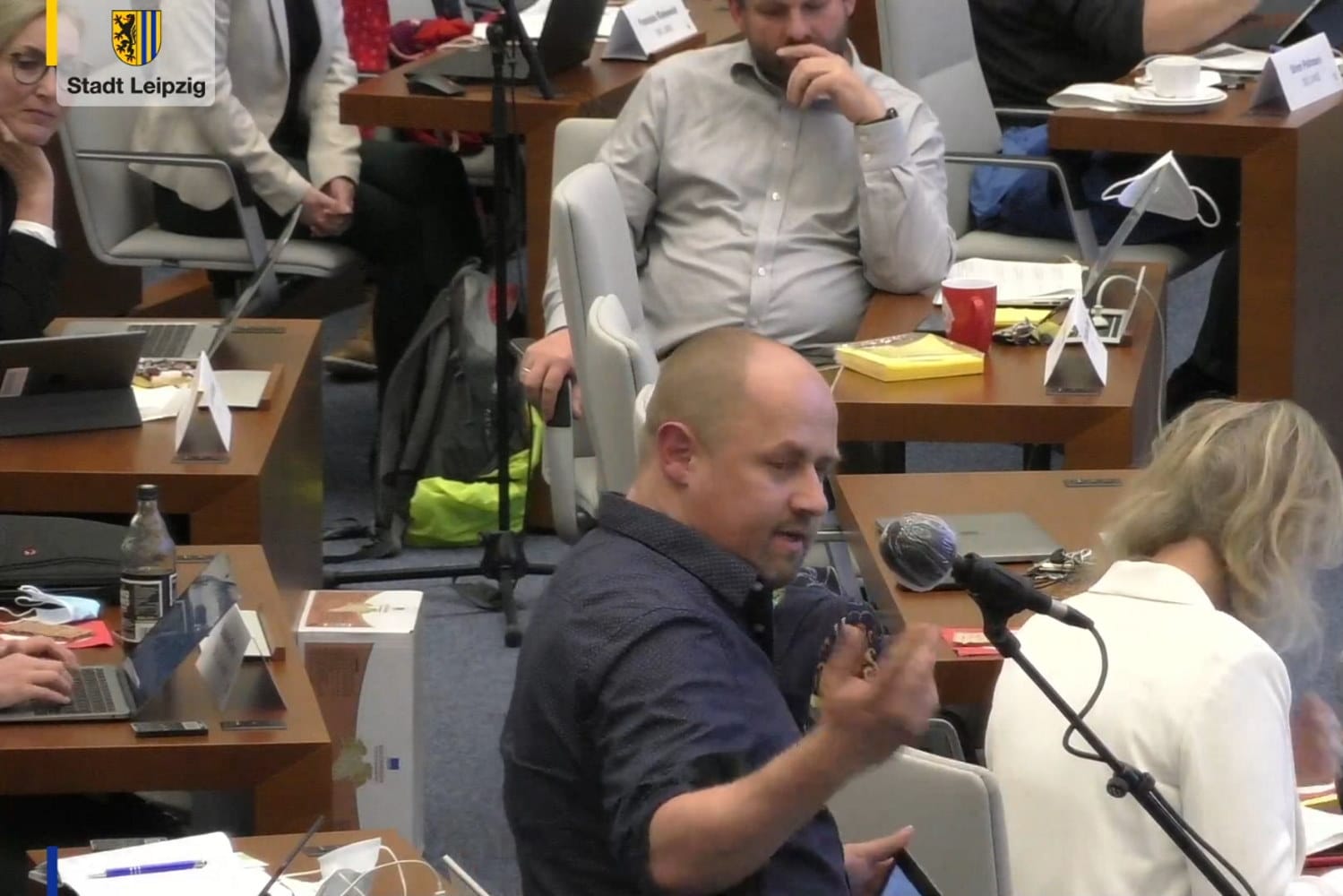 Grünen-Stadtrat Dr. Tobias Peter in der Debatte zum Änderungsantrag von Linken, SPD und Grünen. Foto: Screenshot Livestream der Stadt Leipzig