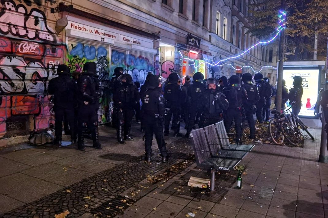 Polizeieinsatz und Identitätsfeststellungen auf der Bornaischen. Foto: LZ