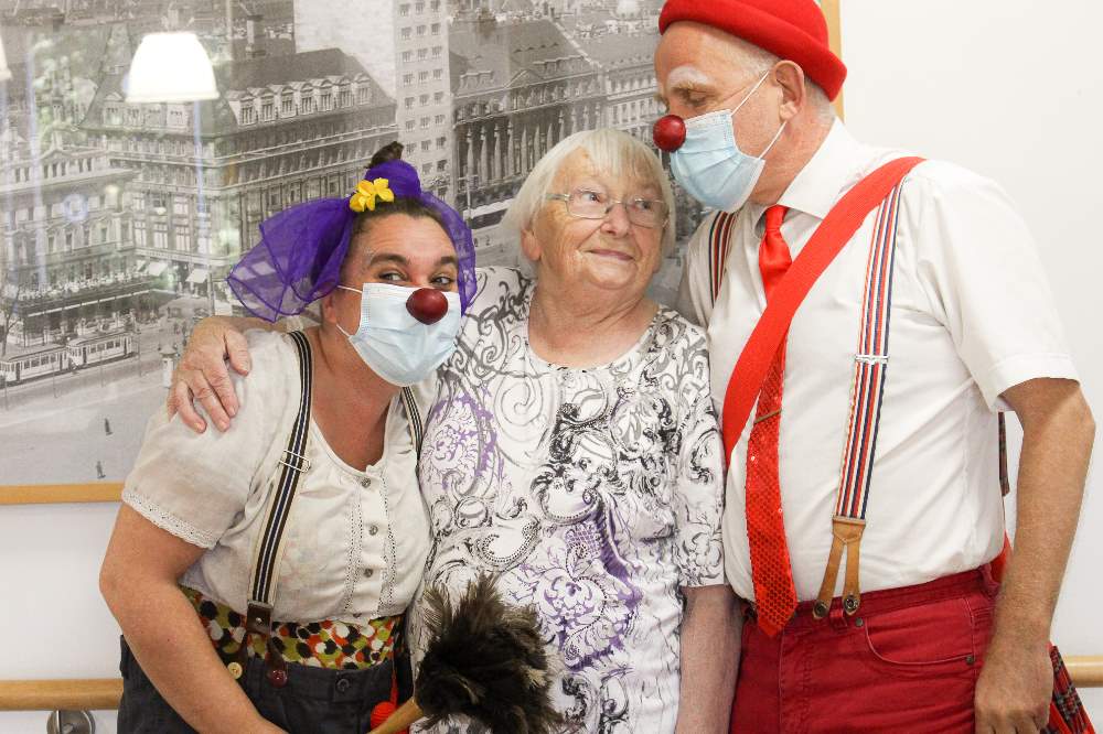 Zwei Clowns und eine ältere Dame.