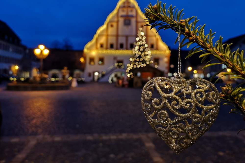 Rathaus Grimma im Weihnachtsschmuck. Foto: Stadt Grimma