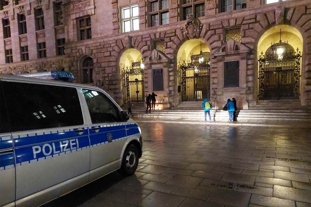 Vor dem Neuen Rathaus stellten mehrere Personen Kerzen ab. Aufgerufen wurde dazu in verschiedenen Chatgruppen von Coronaleugner/-innen. Foto: LZ