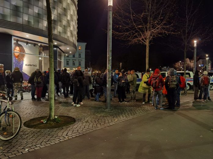 "Querdenker" treffen auf dem Wagnerplatz ein. Foto: LZ