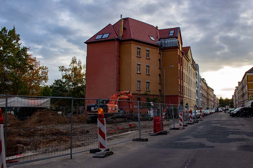 Die Endersstraße. Im Vordergrund ist die Baustelle für das Mehrgenerationenhaus der Baugruppe „[A]Enders Wohnen“ zu sehen.