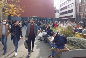 Erstmals seit anderthalb Jahren sieht der Campus Augustusplatz dieses Semester wieder so aus: voller Menschen. Das soll vorerst auch so bleiben. Foto: Luise Mosig