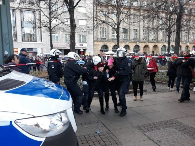Durchbruchsversuche am Augustusplatz von der Goethestraße aus. Die Polizei weist körperlich zurück. Foto: LZ