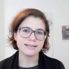 Ingrid Brodnig, eine österreichische Autorin mit Wissensvorsprung und lebensnahen Tipps zum Umgang mit Verschwörungserzählungen. Foto: Screen Video FES