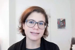 Ingrid Brodnig, eine österreichische Autorin mit Wissensvorsprung und lebensnahen Tipps zum Umgang mit Verschwörungserzählungen. Foto: Screen Video FES